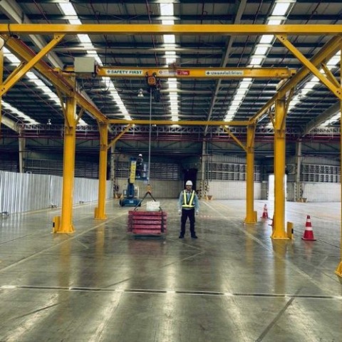 Free standing overhead crane